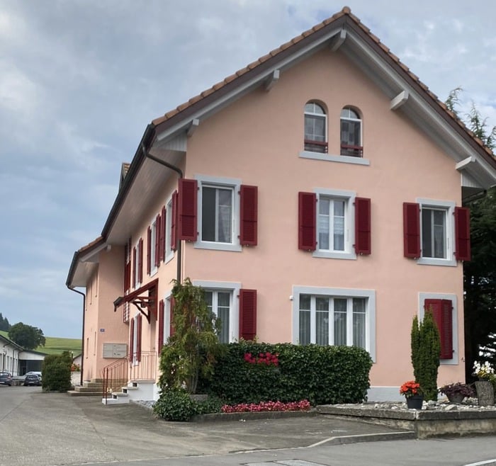 Rénovation de façade par Madéco Peinture dans le canton de Fribourg